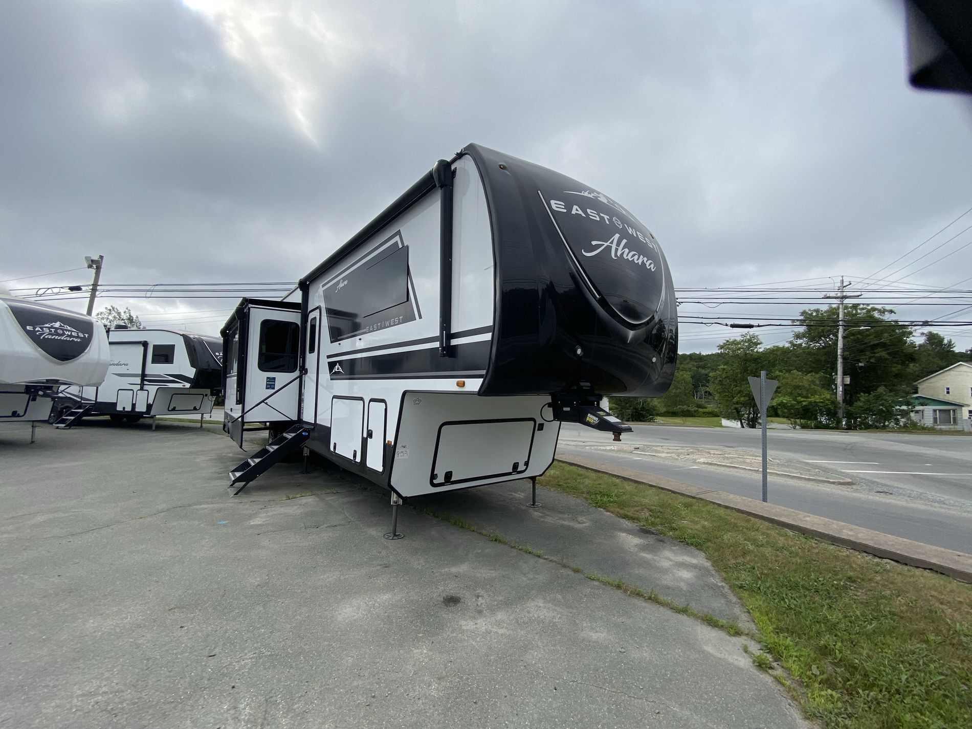 2024 EAST TO WEST RV AHARA 390DS