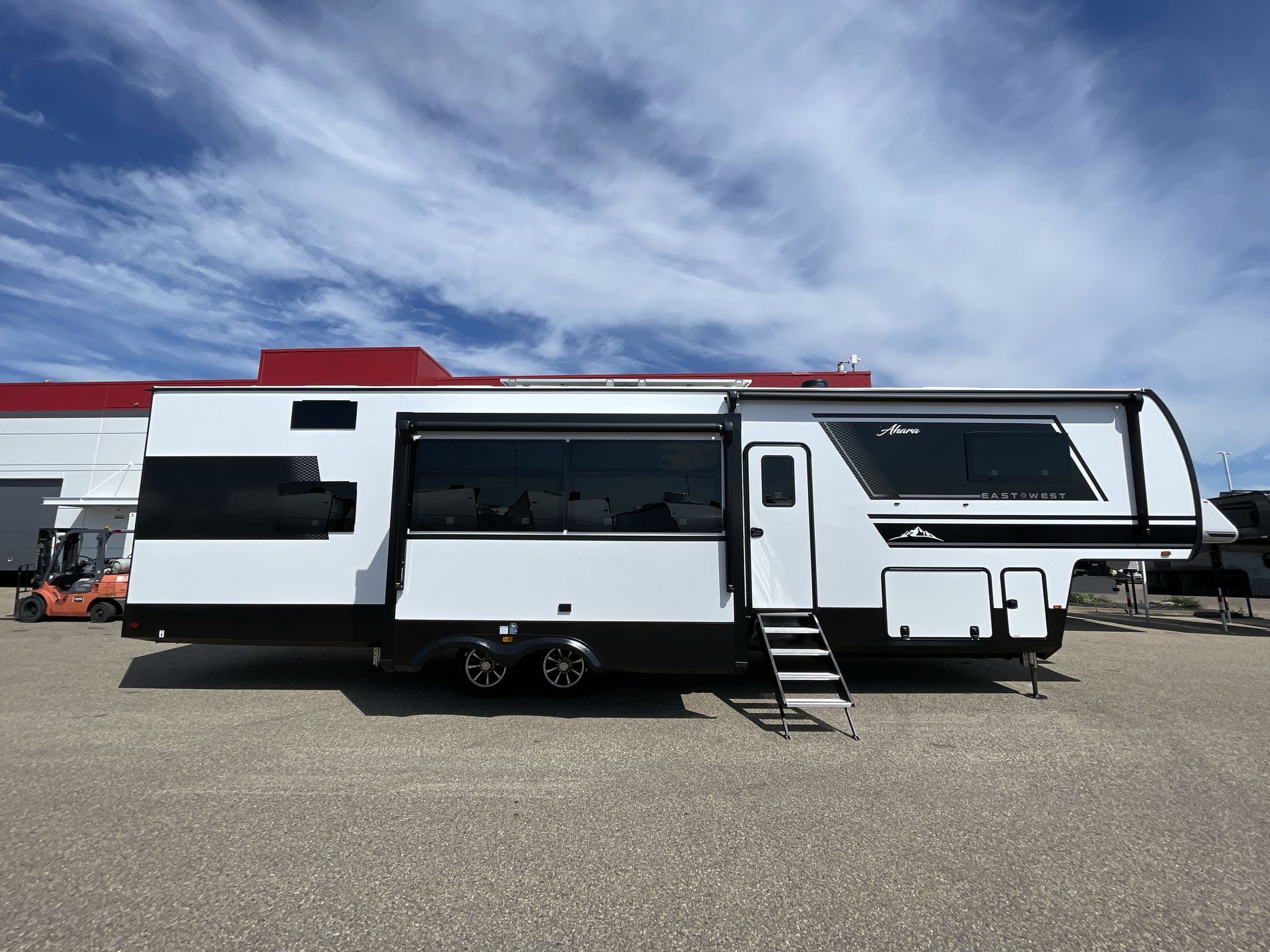 2025 EAST TO WEST RV AHARA 390DS