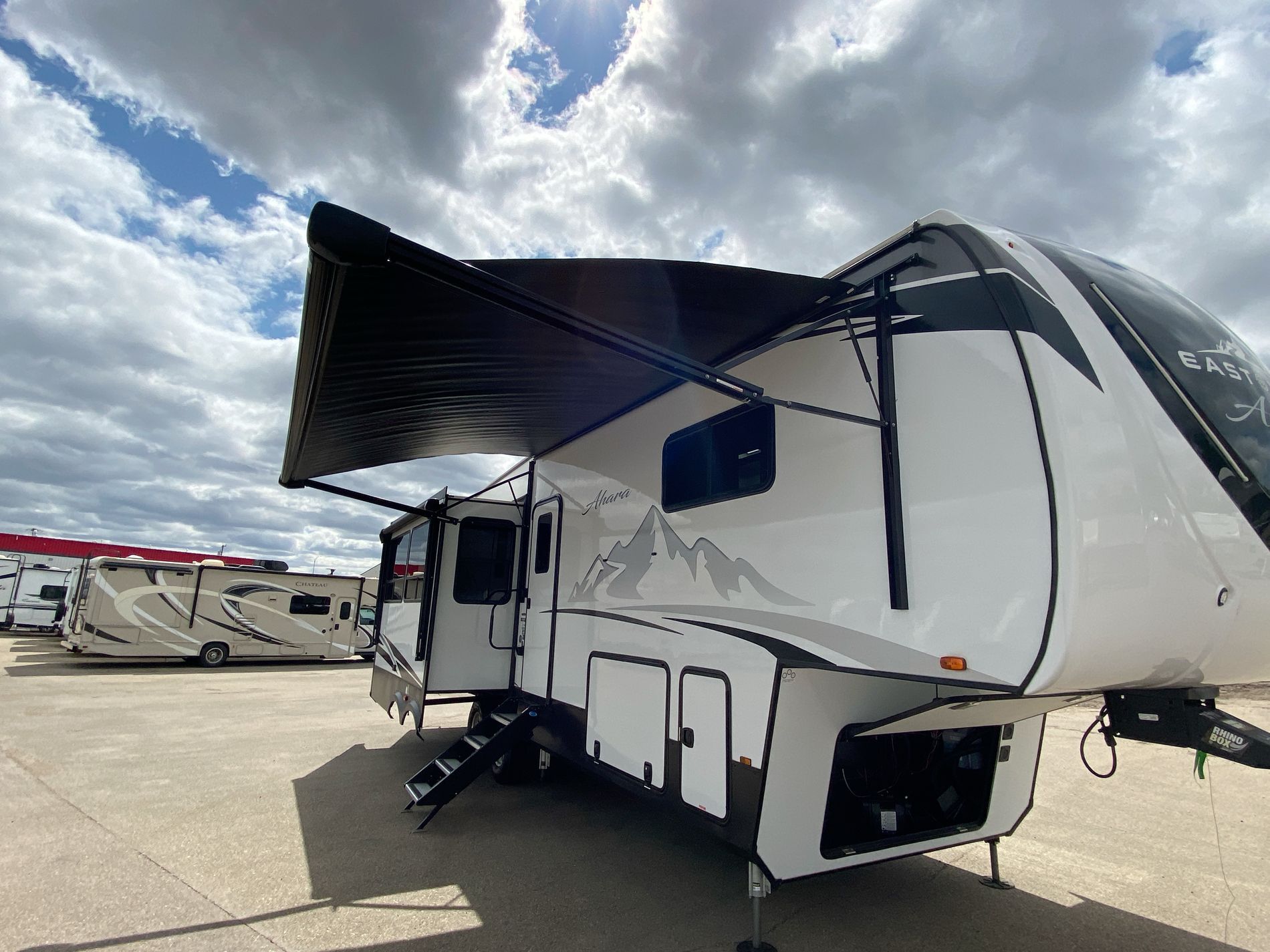 2023 EAST TO WEST RV AHARA 325RL