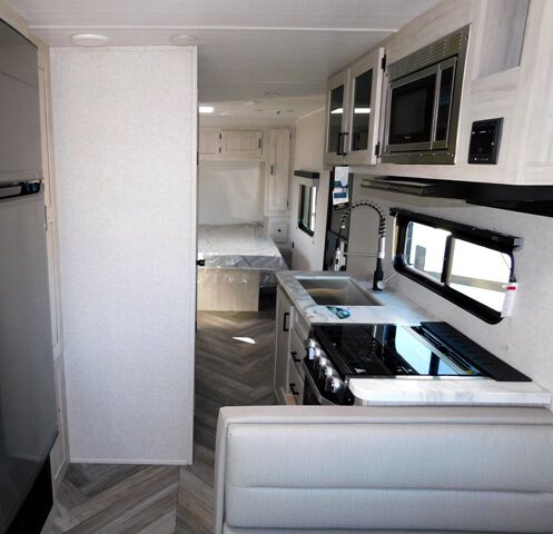 2023 EAST TO WEST RV DELLA TERRA 200RD for CAD 39899.00 | Find this ...