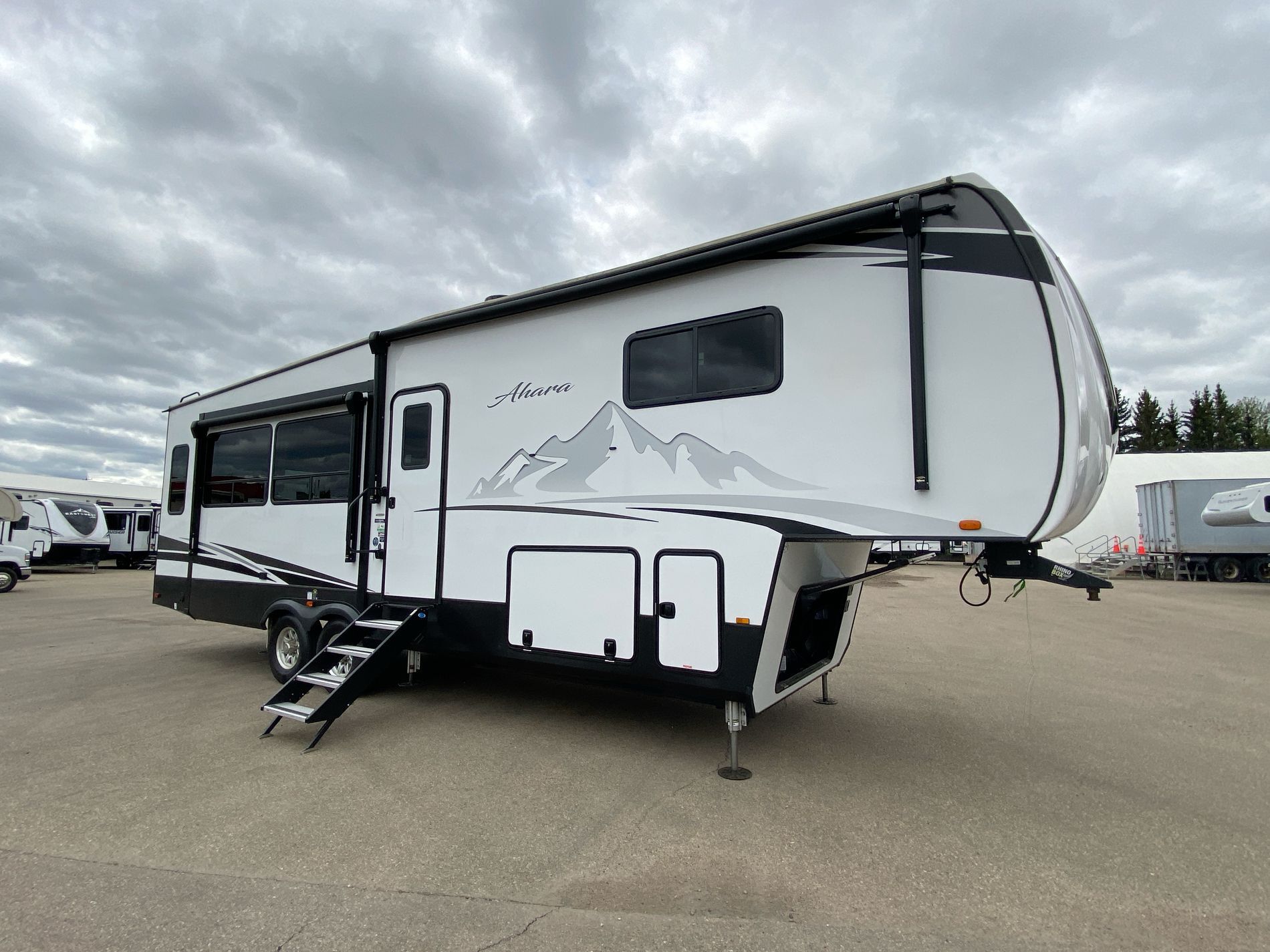 2023 EAST TO WEST RV AHARA 325RL