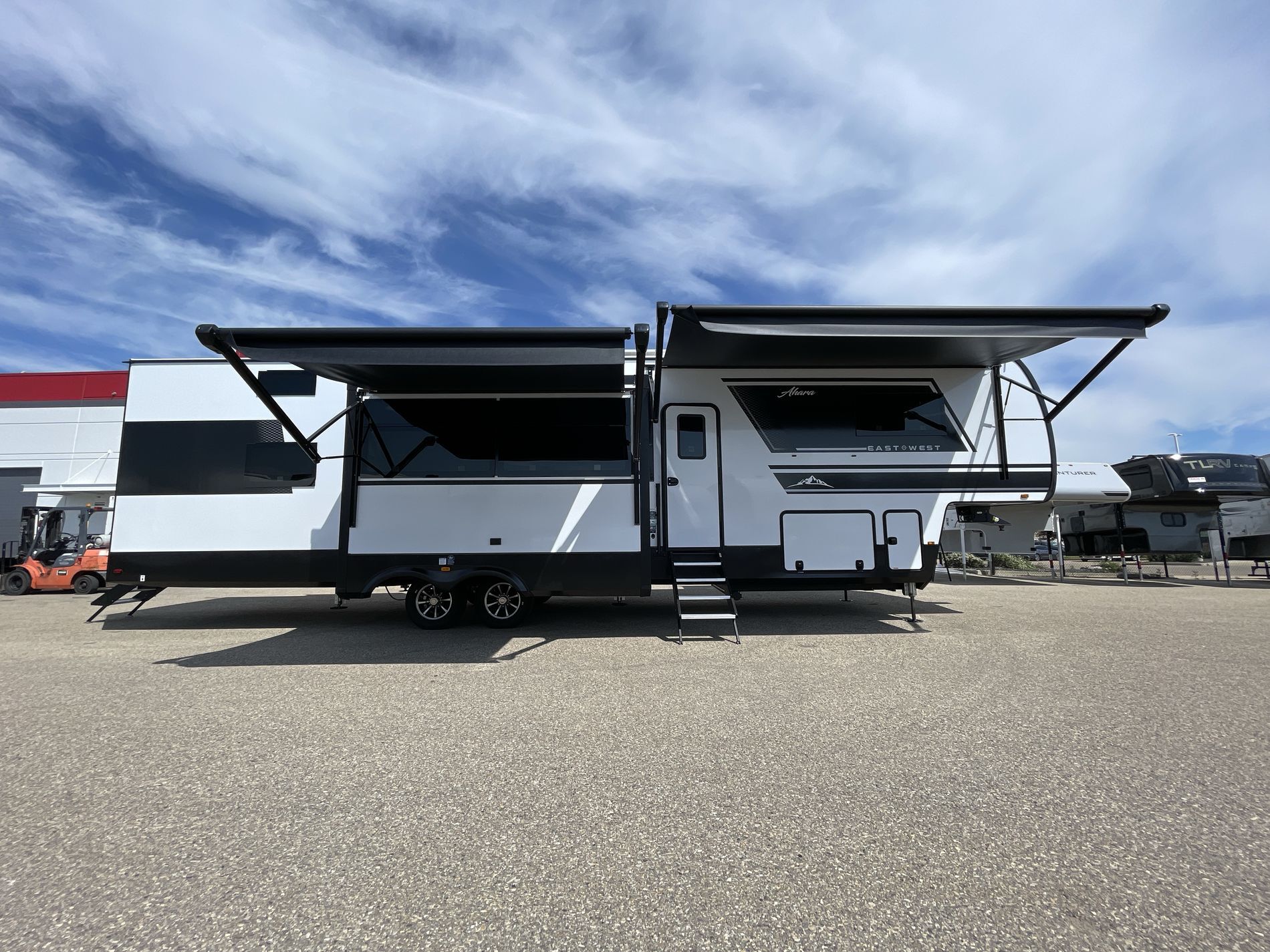 2025 EAST TO WEST RV AHARA 390DS